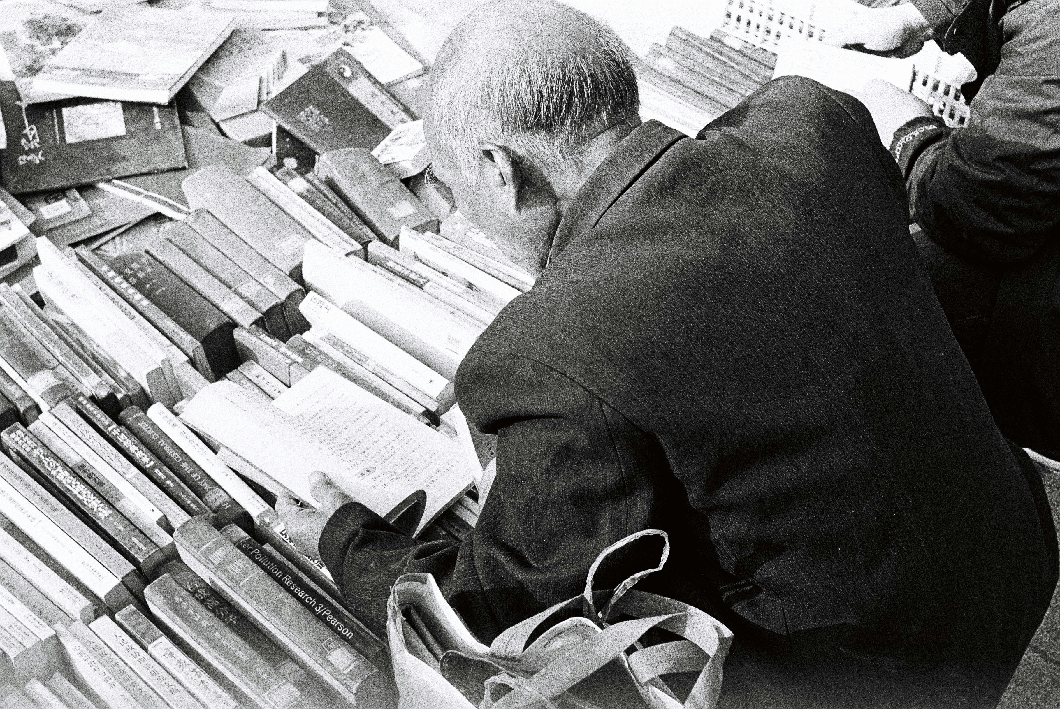 <figcaption>Traditional review process</figcaption>